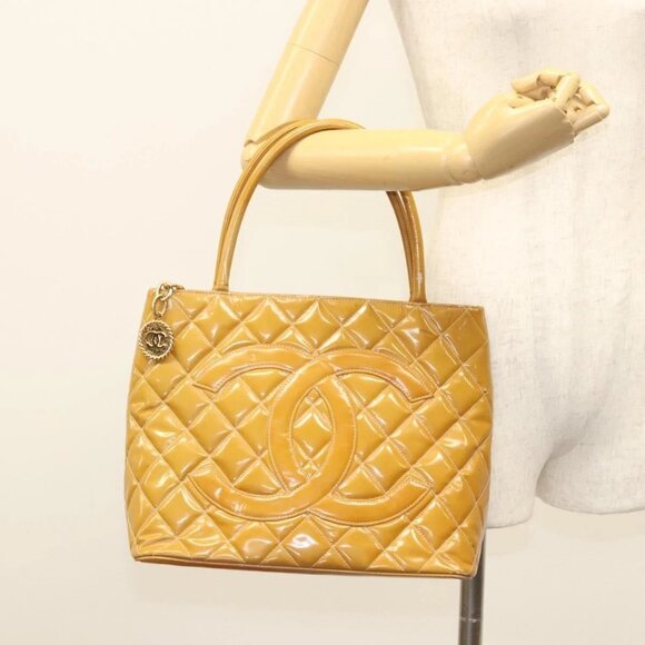 CHANEL Matelasse Reprint Tote Bag Patent leather Yellow Gold CC Auth 124110 - Picture 14 of 16